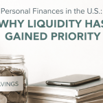 Personal finances in the USA illustrated by a savings jar, stacked books, and a smartphone symbolizing liquidity and financial security.