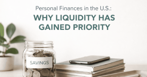 Personal finances in the USA illustrated by a savings jar, stacked books, and a smartphone symbolizing liquidity and financial security.